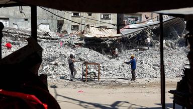 Bergungsarbeiter zerlegen Stahlträger aus den Trümmern eines Gebäudes, das während Israels Krieg gegen die Hamas im Gazastreifen zerstört wurde, um die recycelten Überreste später wiederzuverwenden.