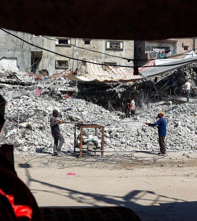 Bergungsarbeiter zerlegen Stahlträger aus den Trümmern eines Gebäudes, das während Israels Krieg gegen die Hamas im Gazastreifen zerstört wurde, um die recycelten Überreste später wiederzuverwenden.