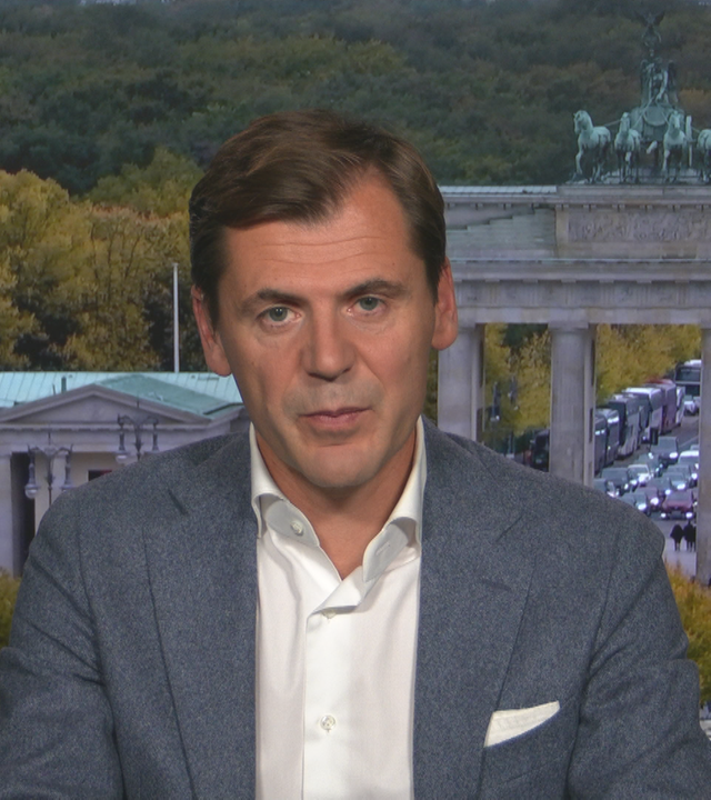 Nahost-Experte Daniel Gerlach vor dem Brandenburger Tor in Berlin.