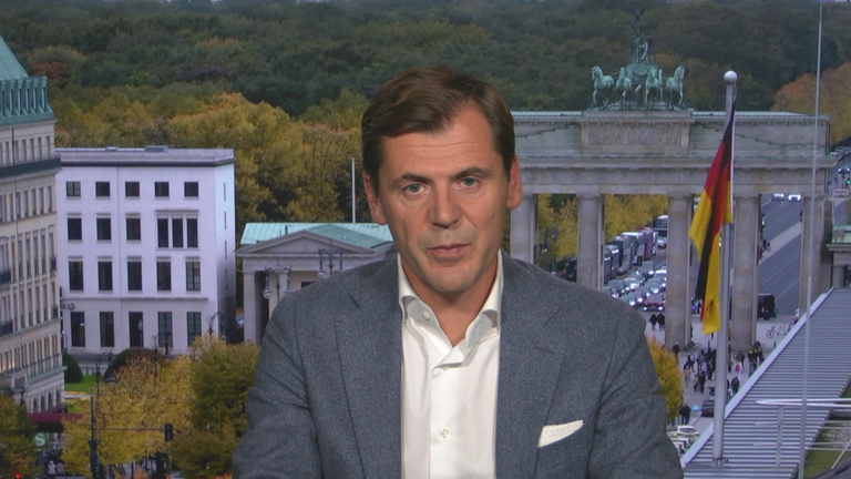 Nahost-Experte Daniel Gerlach vor dem Brandenburger Tor in Berlin.