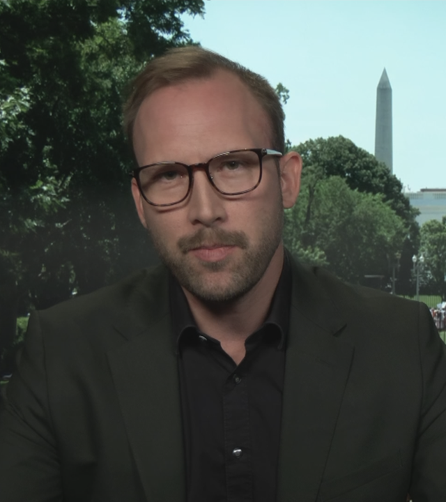 ZDF-Korrespondent David Sauer vor dem Weißen Haus in Washington.