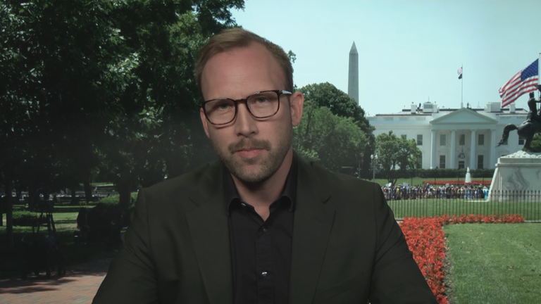 ZDF-Korrespondent David Sauer vor dem Weißen Haus in Washington.