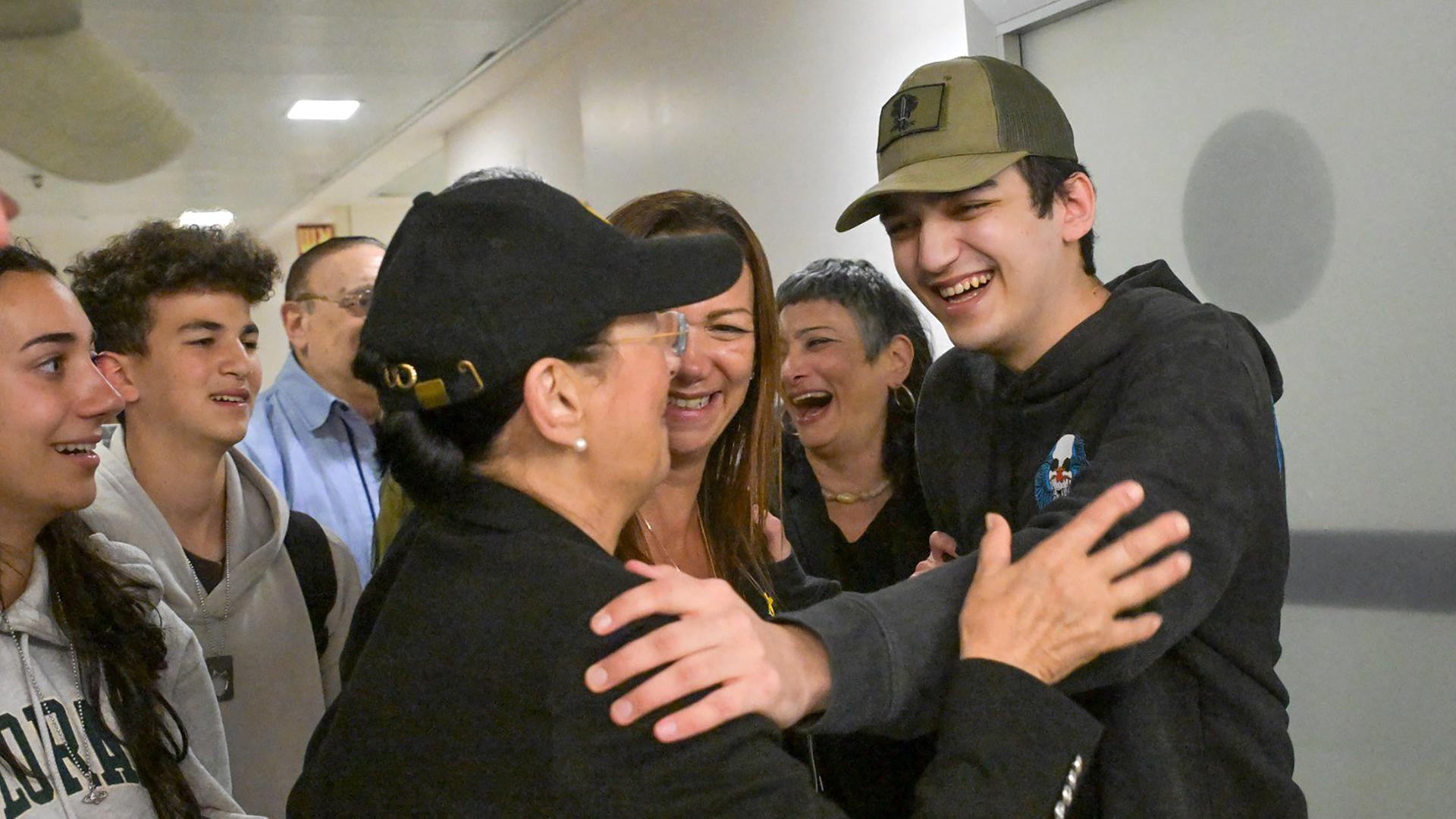 Edan Alexender (rechts) am 12.05.2025 im Sourasky Medical Center in Tel Aviv mit seiner Familie