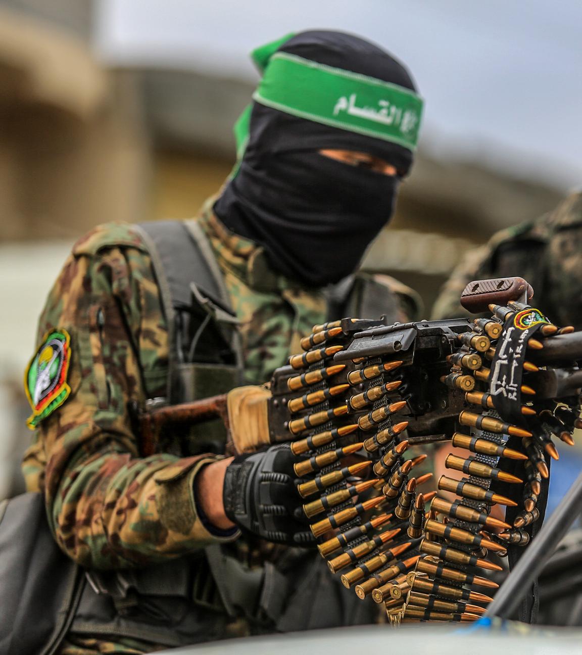Archiv:  Vermummte Kämpfer der Al-Kassam-Brigaden, des militärischen Flügels der islamistischen Terrororganisation Hamas, hantieren mit Waffen