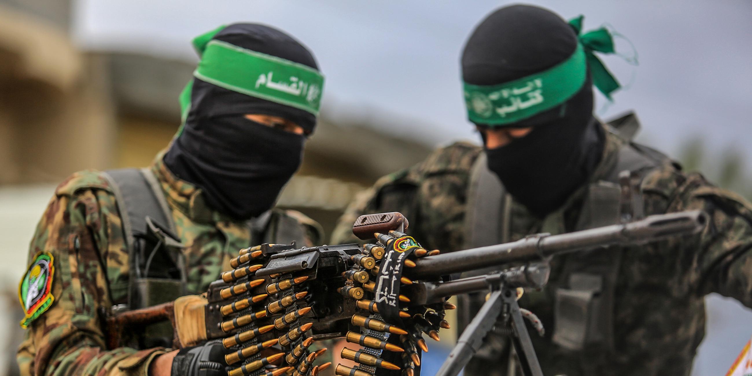 Archiv:  Vermummte Kämpfer der Al-Kassam-Brigaden, des militärischen Flügels der islamistischen Terrororganisation Hamas, hantieren mit Waffen