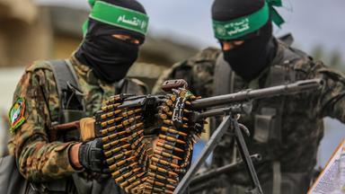 Archiv:  Vermummte Kämpfer der Al-Kassam-Brigaden, des militärischen Flügels der islamistischen Terrororganisation Hamas, hantieren mit Waffen