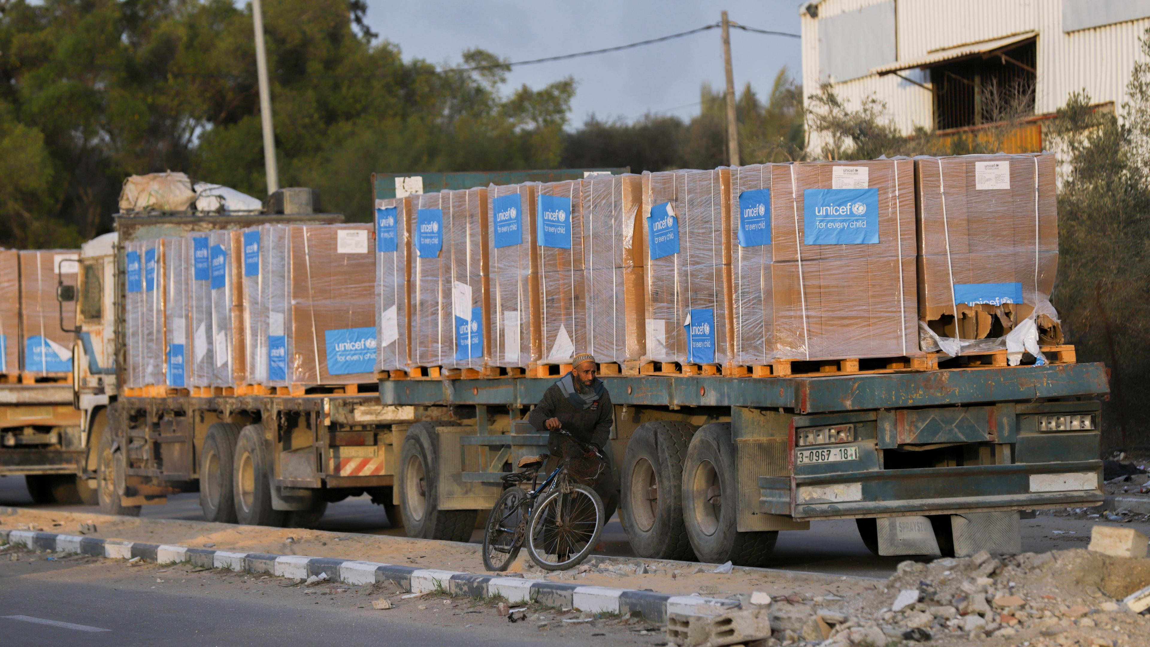 Stehende Lastwägen mit Hilfsgütern von Unicef am Gazastreifen am 19.01.2025.