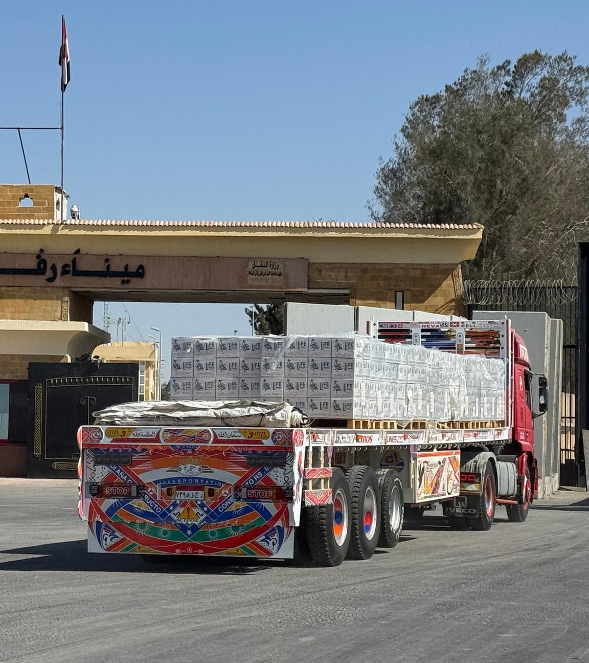 Ein LKW mit Hilfslieferungen wartet am Grenzübergang Rafah auf der ägyptischen Seite.