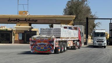 Ein LKW mit Hilfslieferungen wartet am Grenzübergang Rafah auf der ägyptischen Seite.