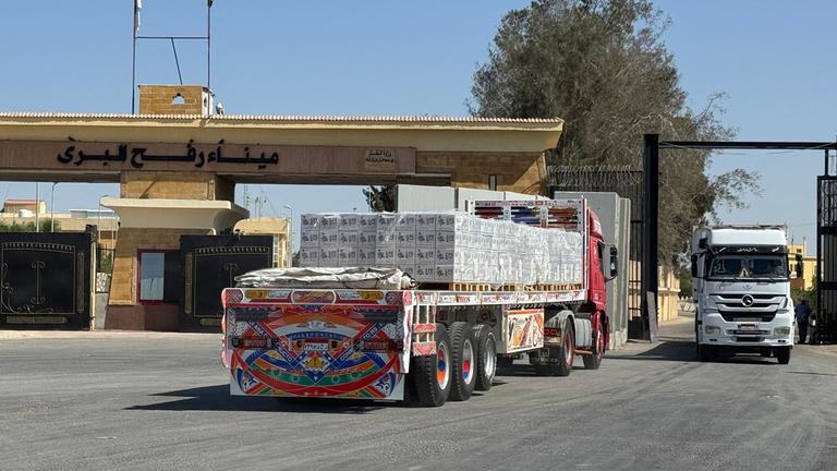 Ein LKW mit Hilfslieferungen wartet am Grenzübergang Rafah auf der ägyptischen Seite.