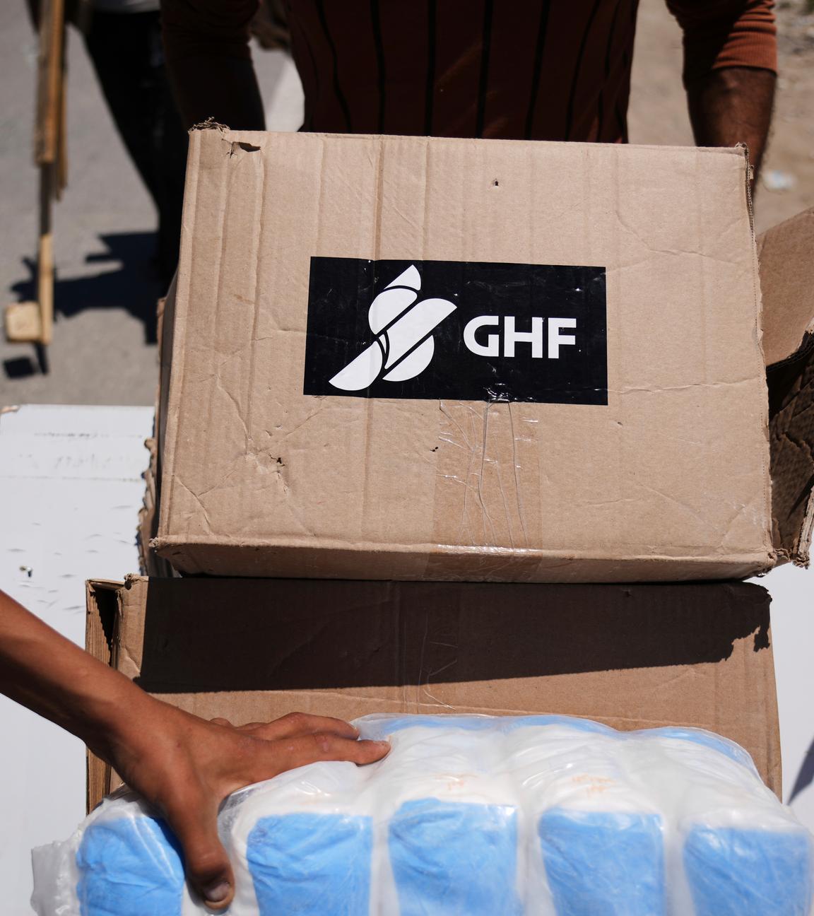 Palästinenser tragen am Donnerstag, den 29. Mai 2025, in Khan Younis im südlichen Gazastreifen Kisten und Taschen mit Lebensmitteln und humanitären Hilfspaketen, die von der Gaza Humanitarian Foundation, einer von Israel anerkannten und von den USA unterstützten Organisation, geliefert wurden.