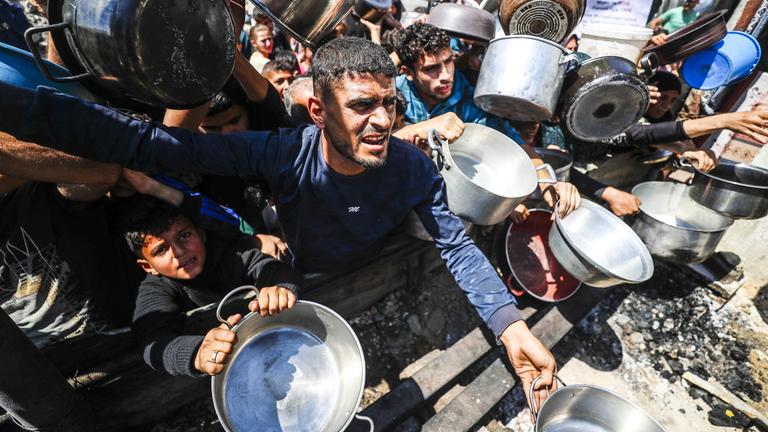 Verzweifelter Kampf um Essensrationen bei einer Ausgabestelle einer Hilfsorganisation in Jabalia/Gaza