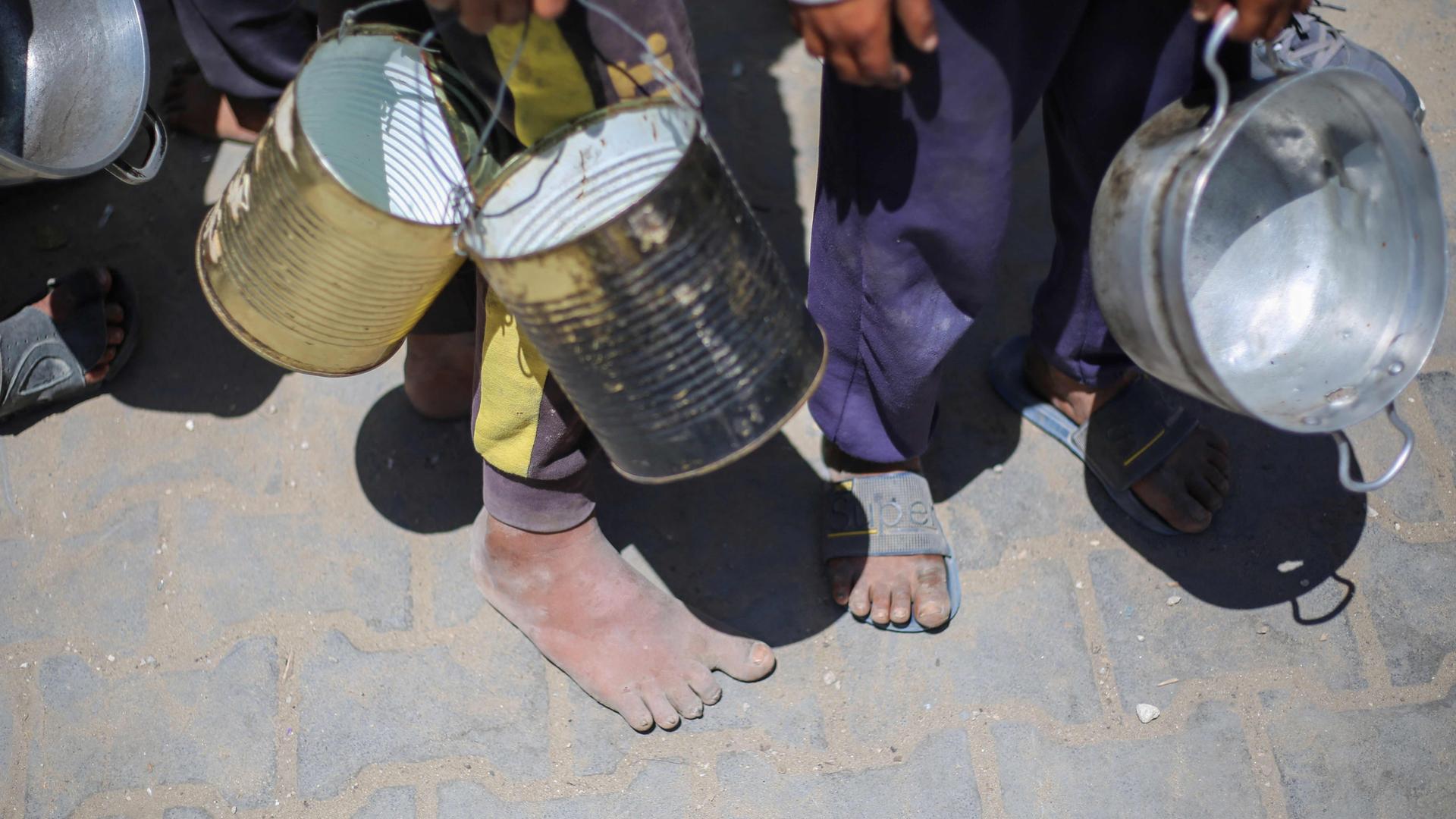 Warten auf eine Mahlzeit: Den Suppenküchen im Gazastreifen gehen die Vorräte aus