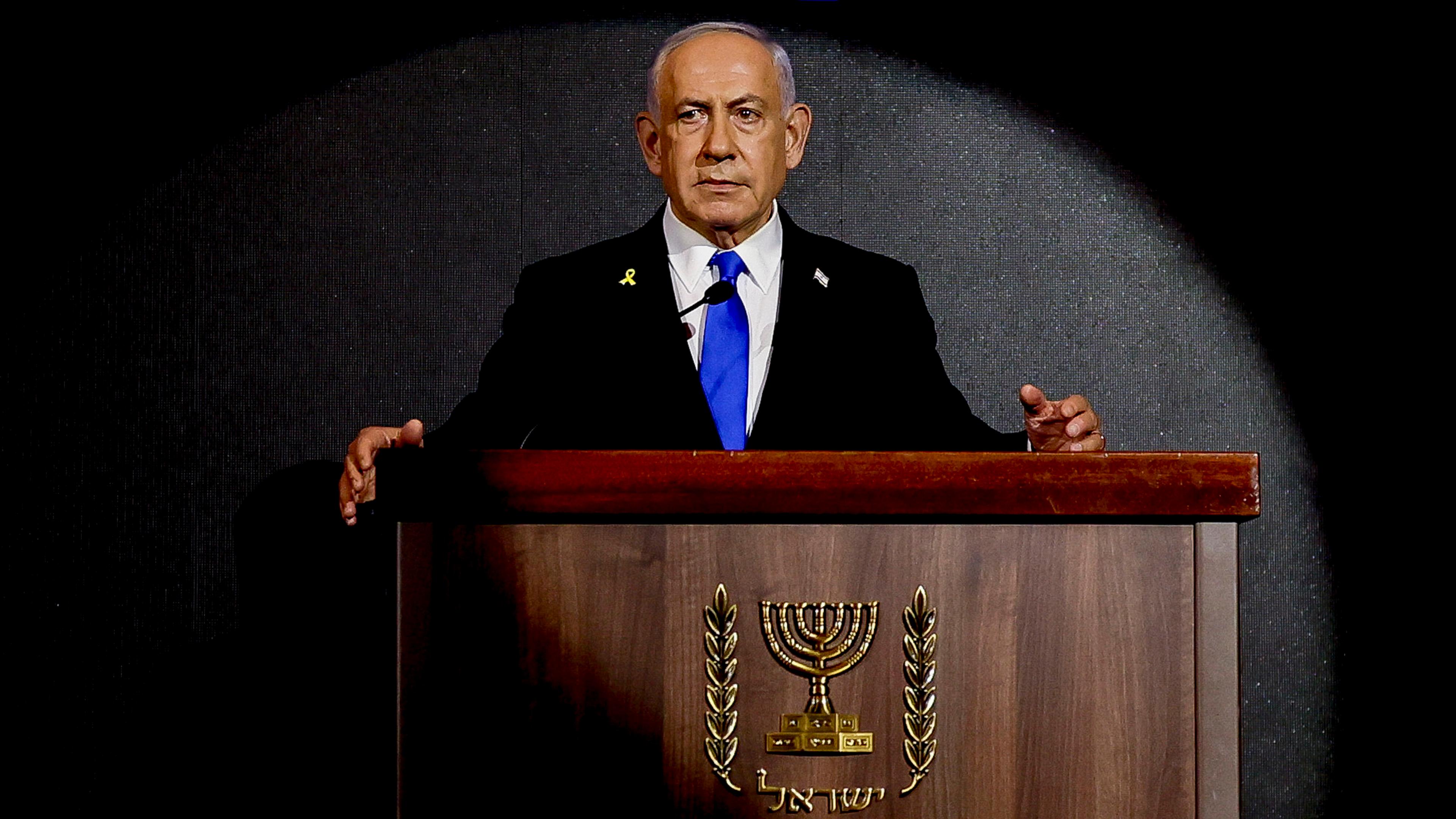 Jersusalem, Israel: Israels Ministerpräsident Netanjahu auf einer Bühne.