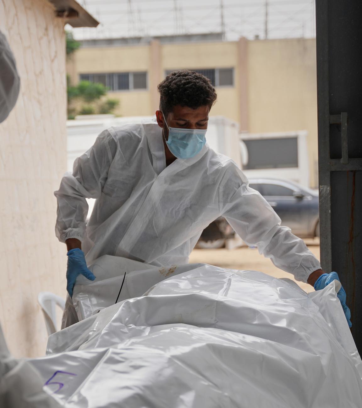 Die Leichen nicht identifizierter Palästinenser, die im Zuge der Waffenruhe aus Israel zurückgebracht wurden, erreichen das Nasser-Krankenhaus in Chan Junis. (Archiv)