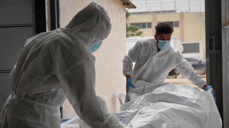 Die Leichen nicht identifizierter Palästinenser, die im Zuge der Waffenruhe aus Israel zurückgebracht wurden, erreichen das Nasser-Krankenhaus in Chan Junis. (Archiv)