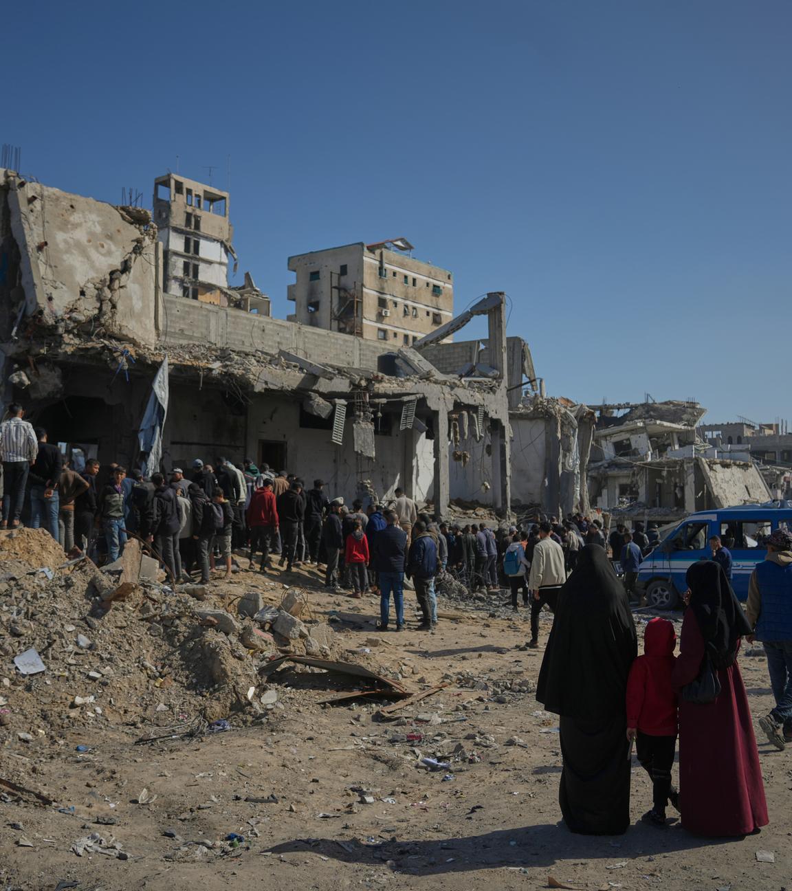 Stadt Gaza: Palästinenser suchen in den Trümmern einer Polizeistation nach Leichen und Überlebenden.