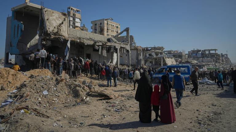 Stadt Gaza: Palästinenser suchen in den Trümmern einer Polizeistation nach Leichen und Überlebenden.