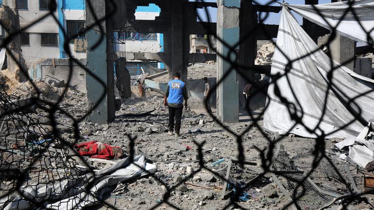 10. Mai 2025, Jabalia, Gazastreifen, Palästinensisches Gebiet: Palästinenser begutachten die Schäden eines israelischen Luftangriffs, der das UNRWA-Versorgungszentrum im Flüchtlingslager Jabalia im nördlichen Gazastreifen am 10. Mai 2025 traf. 