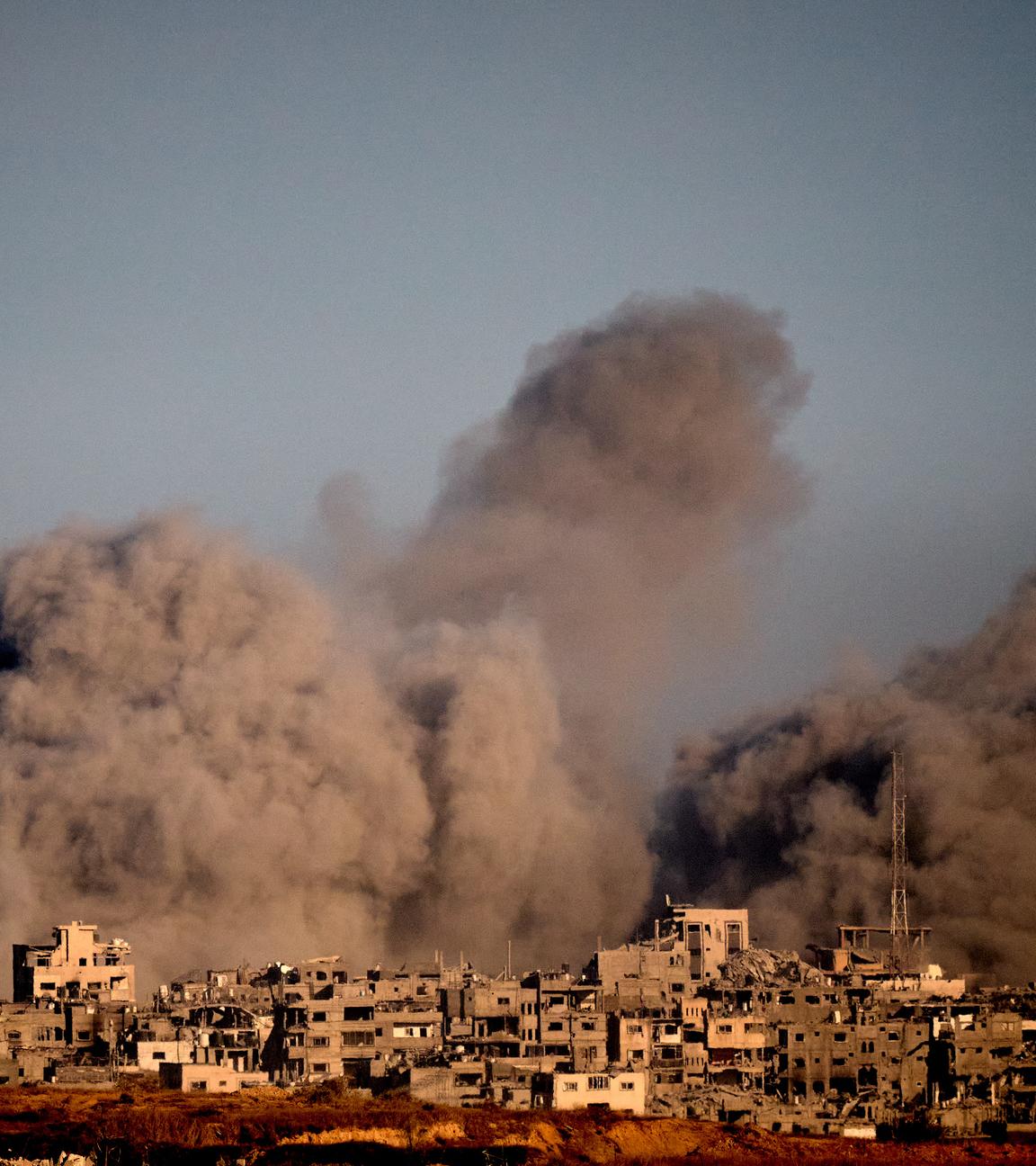 Gaza: Rauch steigt nach einem Luftangriff empor. Auf dem ganzen Bild sind zerstörte Häuser zu sehen.
