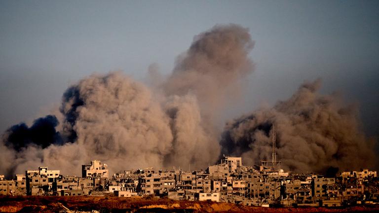 Gaza: Rauch steigt nach einem Luftangriff empor. Auf dem ganzen Bild sind zerstörte Häuser zu sehen.