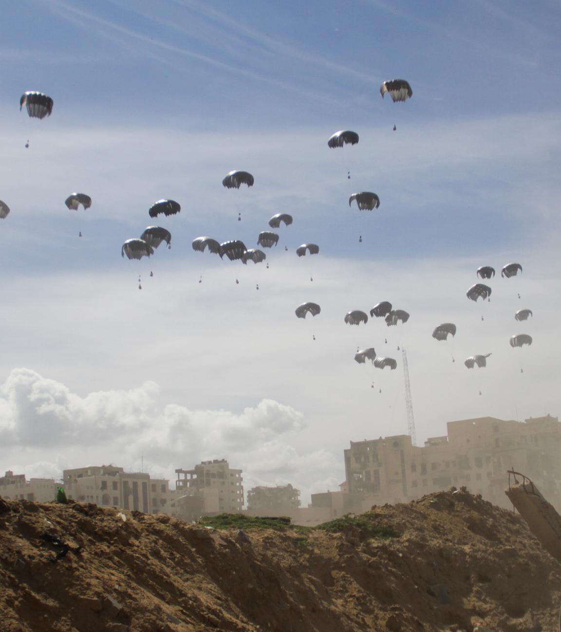 (Symbolfoto) Die US-Luftwaffe wirft humanitäre Hilfe für Palästinenser im Gazastreifen ab.