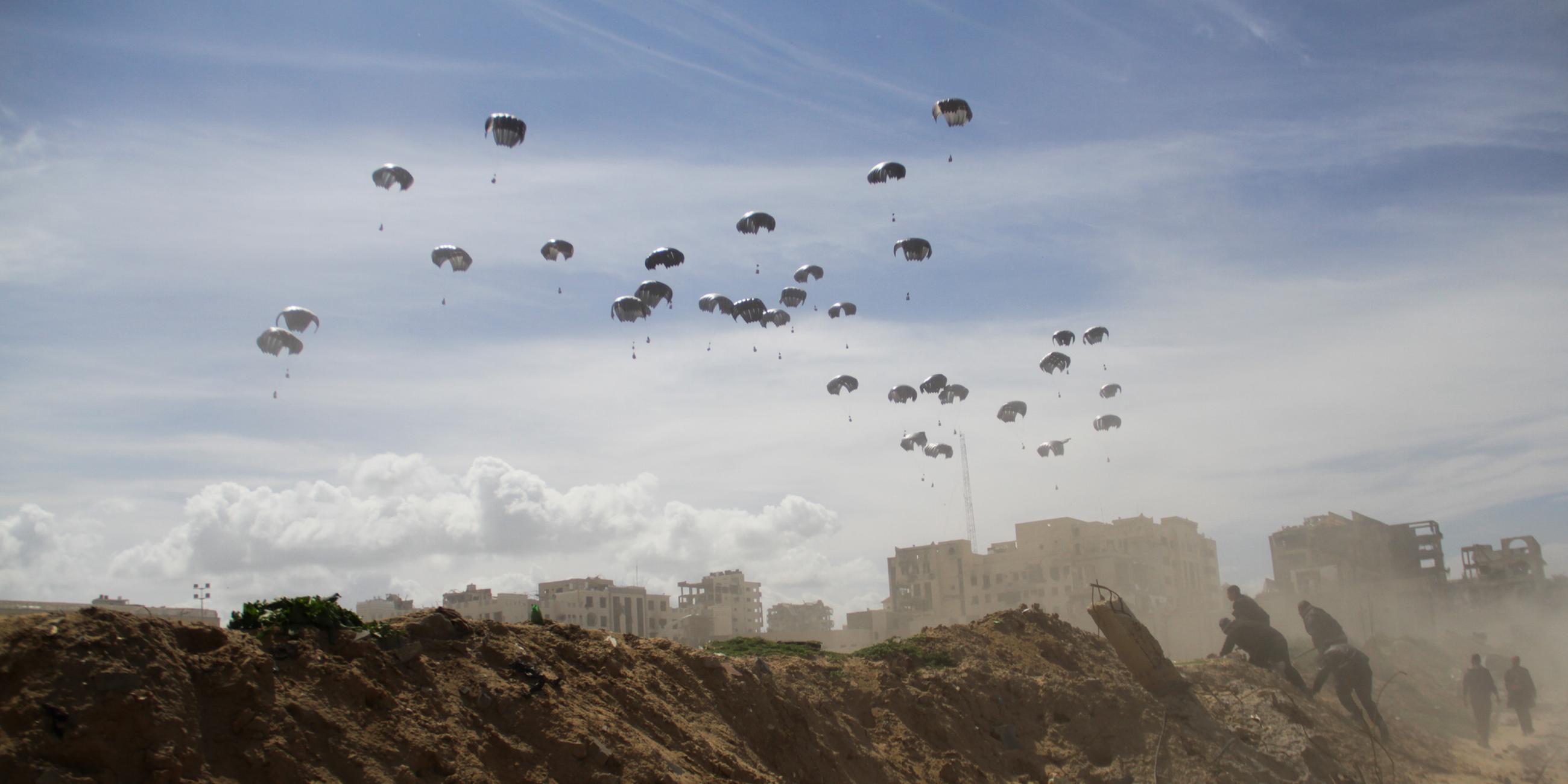 (Symbolfoto) Die US-Luftwaffe wirft humanitäre Hilfe für Palästinenser im Gazastreifen ab.