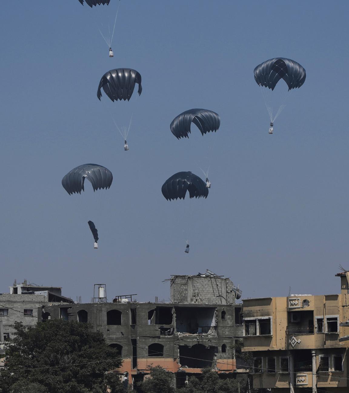 Hilftgüter werden über Gaza von der jordanischen Luftwaffe am Sonntag den 27.07.2025. abgeworfen. 