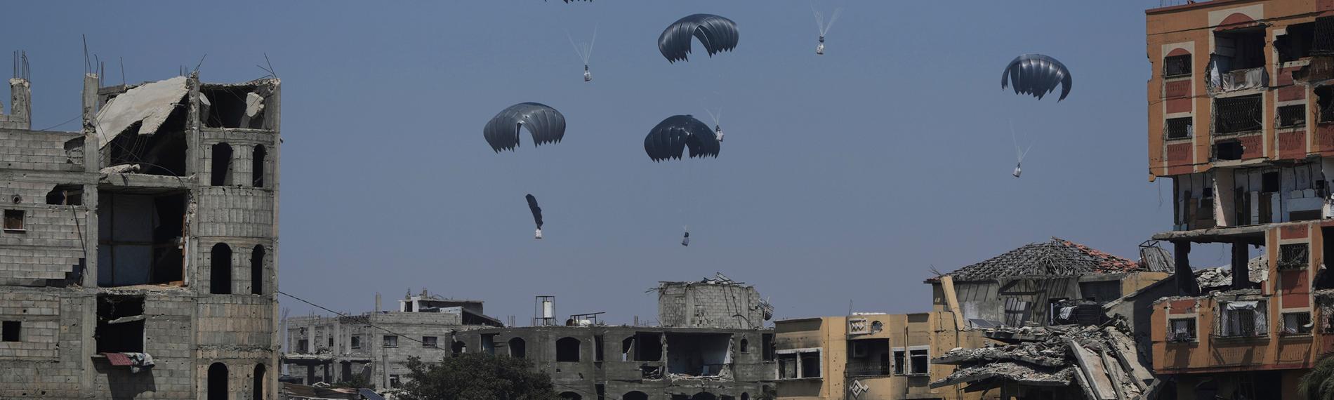 Hilftgüter werden über Gaza von der jordanischen Luftwaffe am Sonntag den 27.07.2025. abgeworfen. 