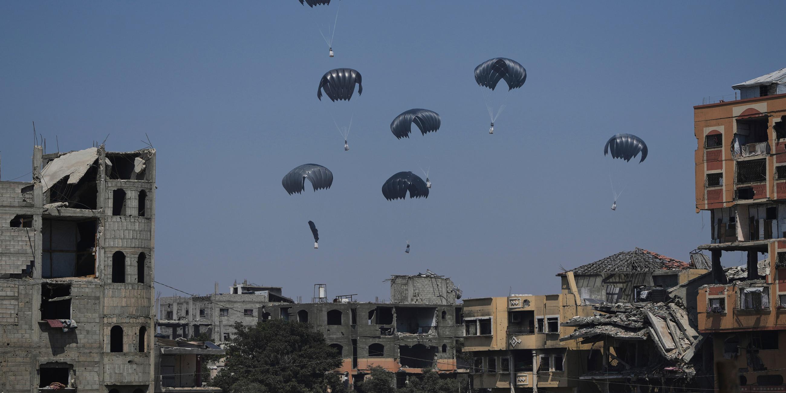 Hilftgüter werden über Gaza von der jordanischen Luftwaffe am Sonntag den 27.07.2025. abgeworfen. 