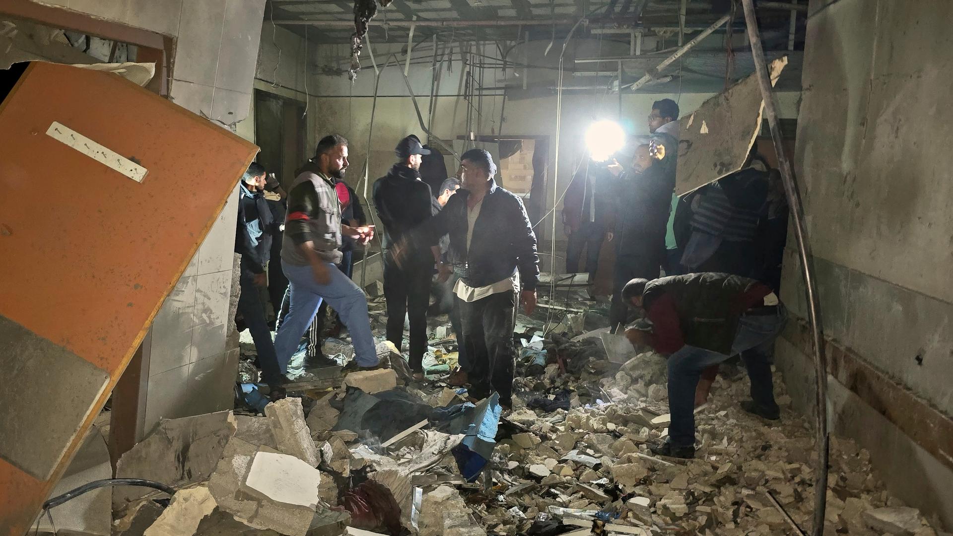Rettungskräfte inspizieren das Innere des Nasser-Krankenhauses, nachdem es von einem israelischen Angriff getroffen worden war.