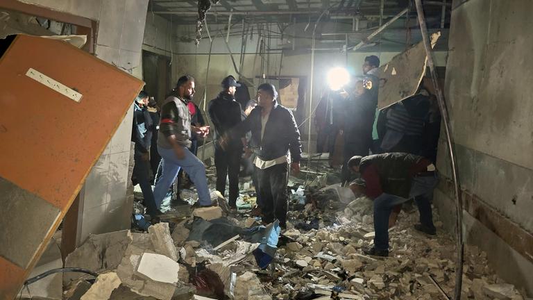 Rettungskräfte inspizieren das Innere des Nasser-Krankenhauses, nachdem es von einem israelischen Angriff getroffen worden war.