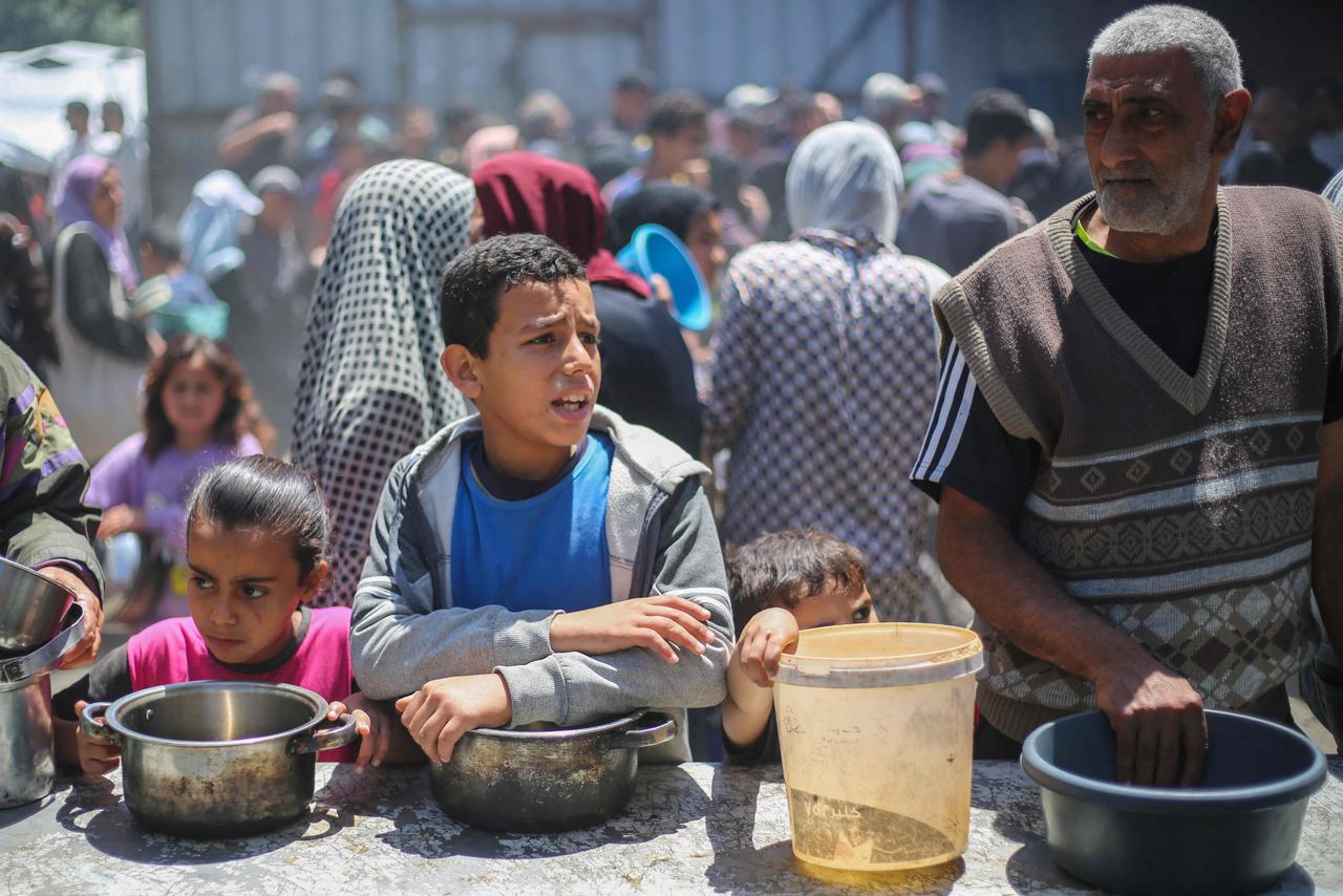 Hunger im Gazastreifen: UN-Suppenküche in Nuseirat