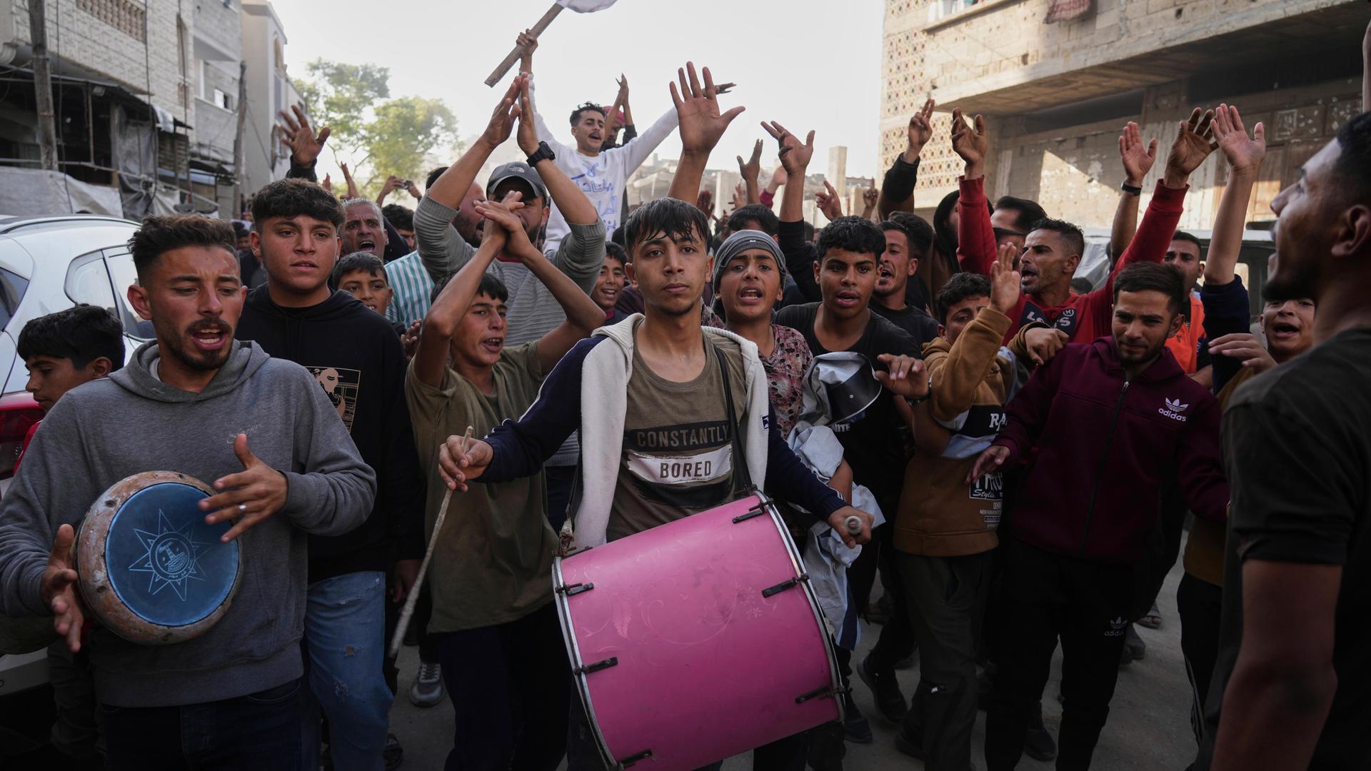 Palästinenser skandieren während einer Antikriegsdemonstration und gegen die Hamas Parolen in einem seltenen öffentlichen Ausdruck der Wut gegen die militante Gruppe, die das Gebiet in Beit Lahiya im nördlichen Gazastreifen beherrscht.