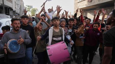 Palästinenser skandieren während einer Antikriegsdemonstration und gegen die Hamas Parolen in einem seltenen öffentlichen Ausdruck der Wut gegen die militante Gruppe, die das Gebiet in Beit Lahiya im nördlichen Gazastreifen beherrscht.