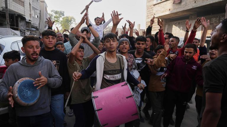 Palästinenser skandieren während einer Antikriegsdemonstration und gegen die Hamas Parolen in einem seltenen öffentlichen Ausdruck der Wut gegen die militante Gruppe, die das Gebiet in Beit Lahiya im nördlichen Gazastreifen beherrscht.