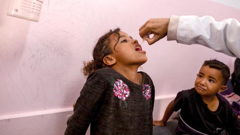 Ein Kind in Gaza bekommt eine Polio-Schutzimpfung