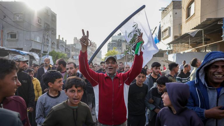 Bait Lahiya, Gaza: Hunderte Palästinenser protstieren für ein Ende des Kriegs mit Israel.