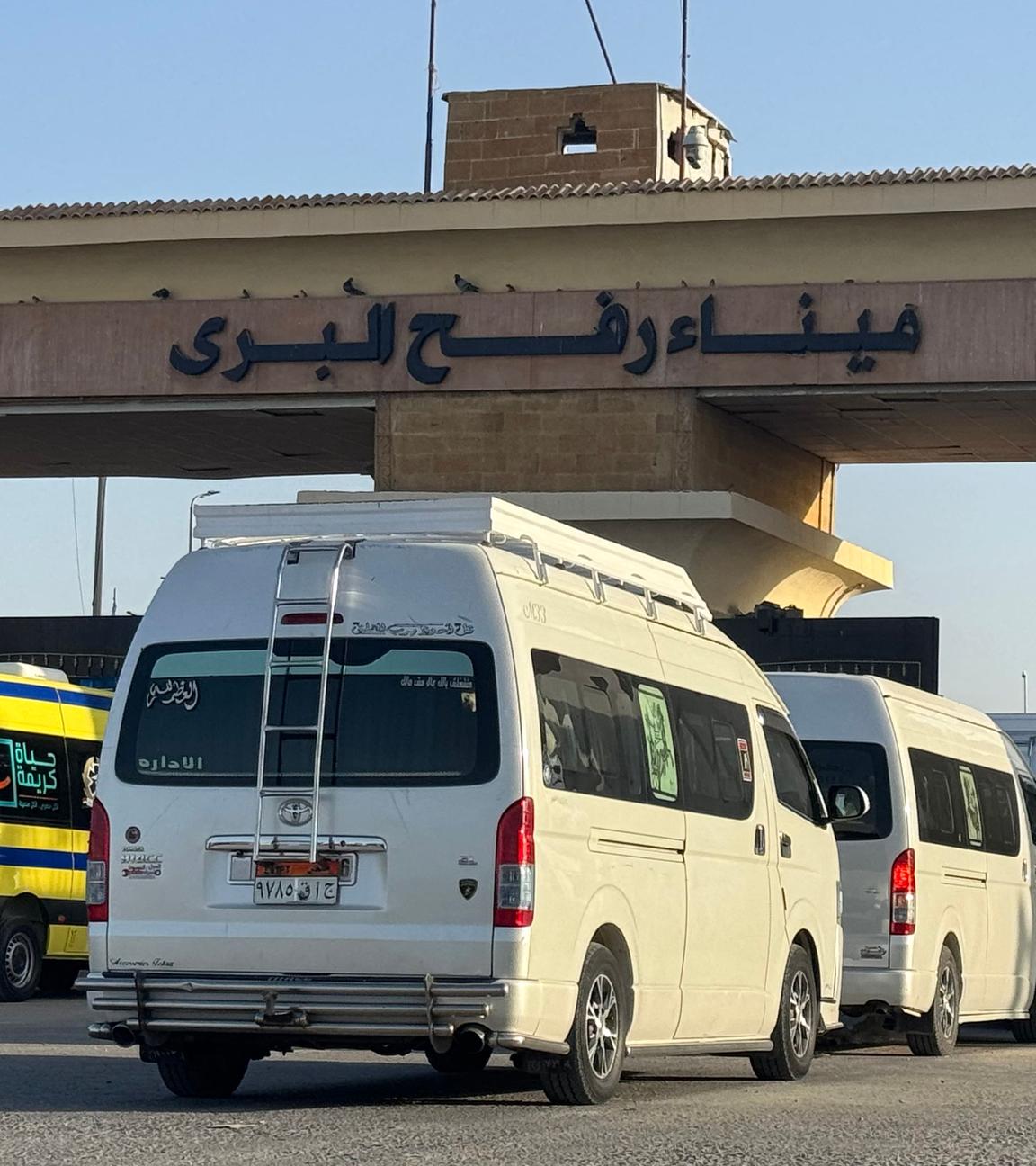 Krankenwagen warten auf der ägyptischen Seite des Grenzübergangs Rafah zum Gazastreifen im Nordosten Ägyptens.
