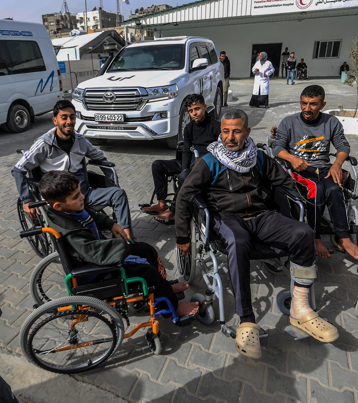 Palästinensische Patienten warten auf dem Gelände des Krankenhauses des Roten Halbmonds auf ihre Evakuierung aus dem Gazastreifen über den Grenzübergang Rafah nach Ägypten, um im Ausland behandelt zu werden. 