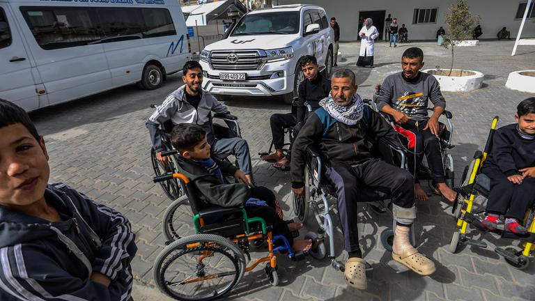 Palästinensische Patienten warten auf dem Gelände des Krankenhauses des Roten Halbmonds auf ihre Evakuierung aus dem Gazastreifen über den Grenzübergang Rafah nach Ägypten, um im Ausland behandelt zu werden. 