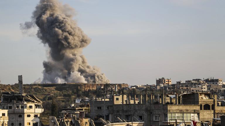 Rauch steigt nach einem israelischen Luftangriff in Gaza hervor.