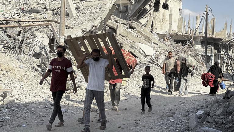 Khan Yunes, Palästinensiche Gebiete: Vertriebene kehren von Trümmern umgeben in ihre Häuser zurück.