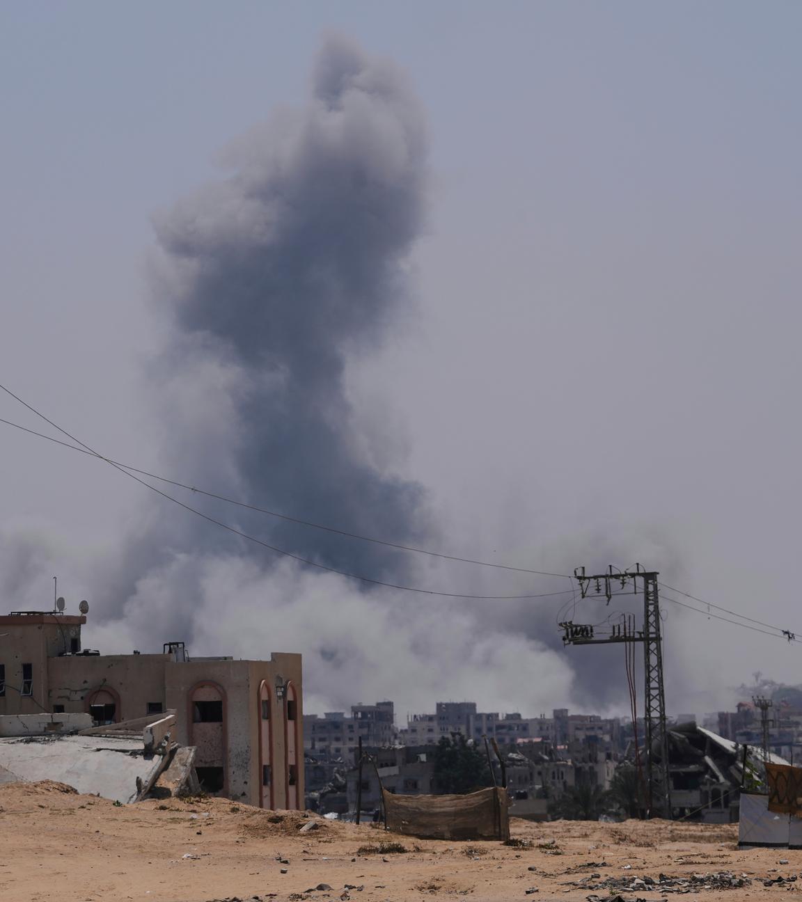 Rauch steigt über Gaza auf.