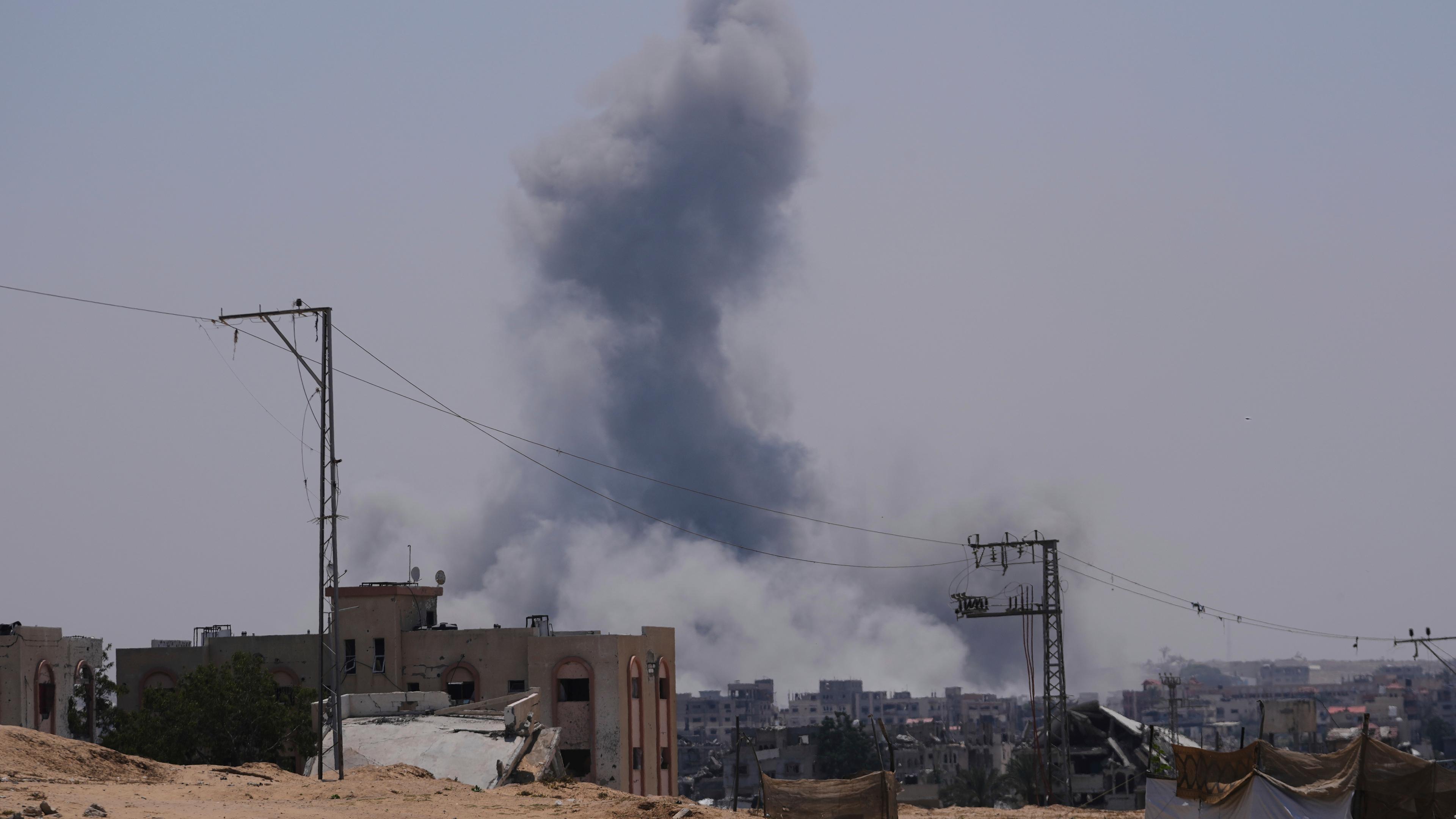 Rauch steigt über Gaza auf.