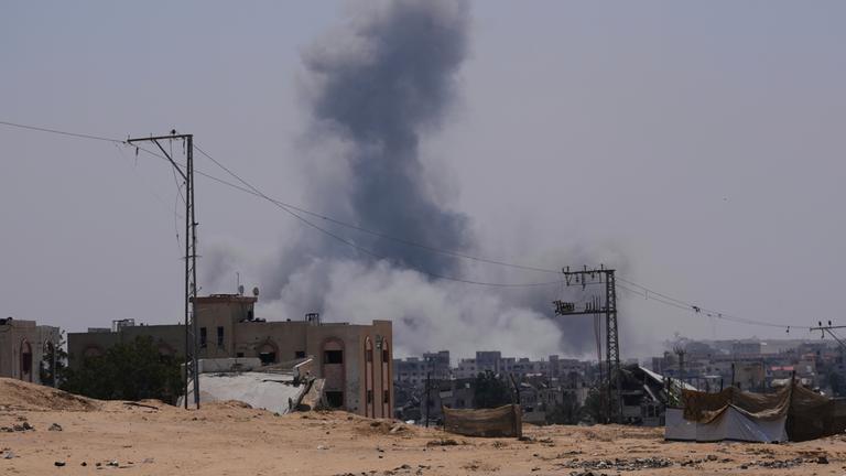 Rauch steigt über Gaza auf.