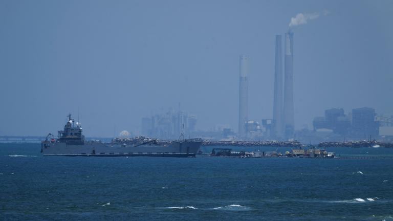 Gaza: Ein Schiff legt am schwimmenden Hafen an