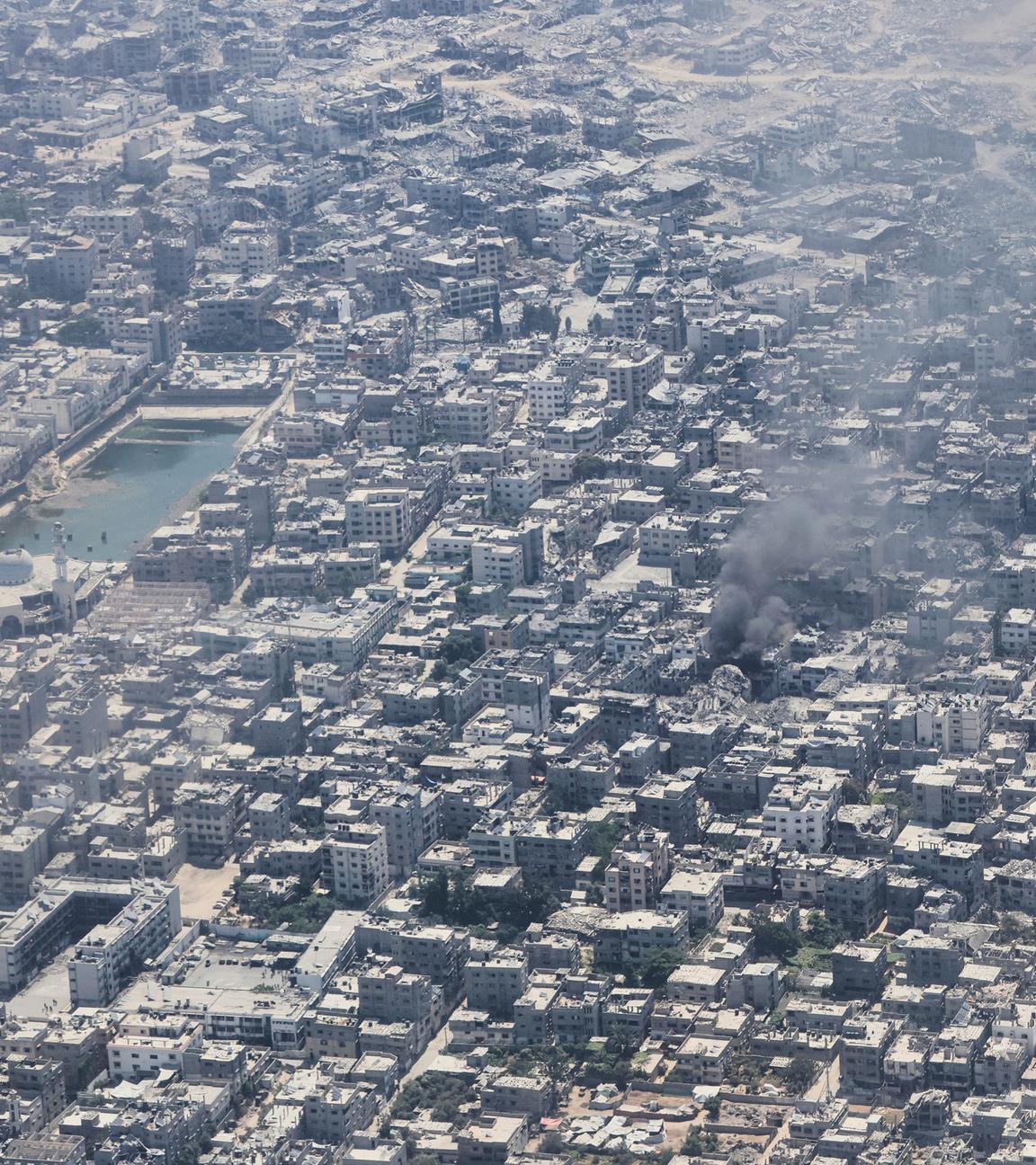 Rauch steigt über Gaza-Stadt auf.