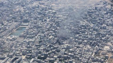 Rauch steigt über Gaza-Stadt auf.