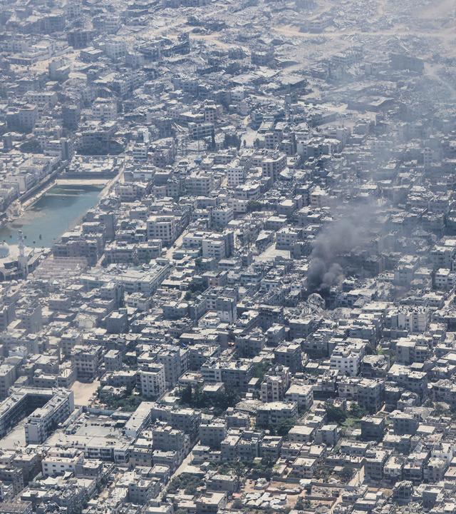 Rauch steigt über Gaza-Stadt auf.